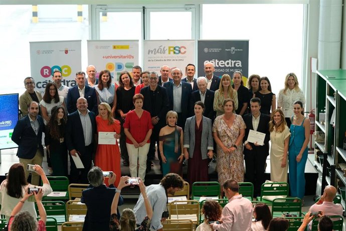 Foto de familia con asistentes a la VII edición de la 'Noche de la RSC'