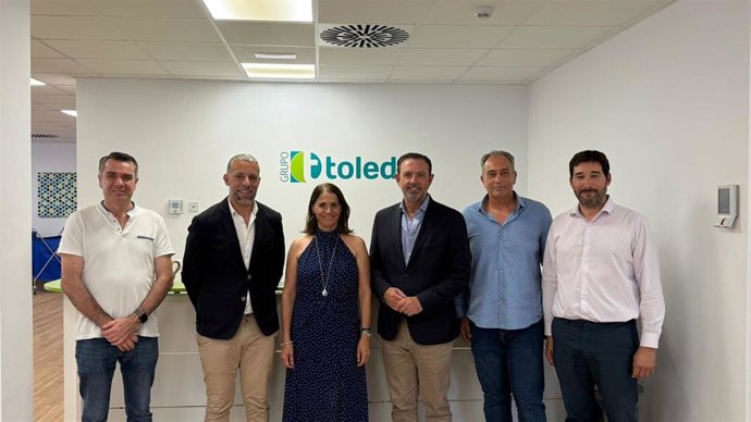El conseller de Empresa, Empleo y Energía, Alejandro Sáenz de San Pedro (3d), en su visita este jueves a Grupo Toledo.