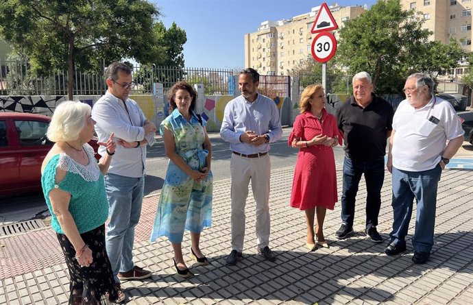 El portavoz municipal del PSOE, Daniel Pérez, la viceportavoz socialista, Begoña Medina, y el edil del PSOE Rubén Viruel, ente otros, presentan una moción
