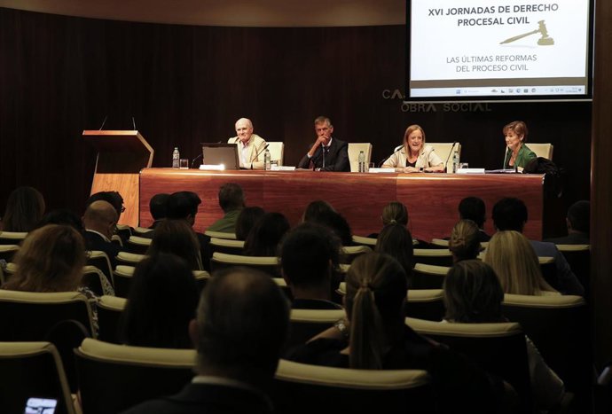 La consejera de Presidencia, Justicia, Seguridad y Simplificación Administrativa, Isabel Urrutia, asiste al acto de inauguración de las XVI Jornadas de Derecho Procesal Civil