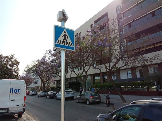 Señales luminosas LED de advertencia de pasos de peatones en una calle de Jerez de la Frontera (Cádiz)