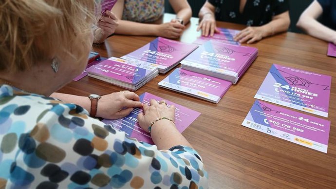 El IbDona edita y entrega a la ONCE material en braille sobre el servicio de atención a víctimas de violencia machista.