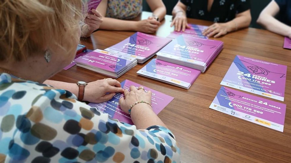 El IbDona edita y entrega a la ONCE material en braille sobre el servicio de atención a víctimas de violencia machista.