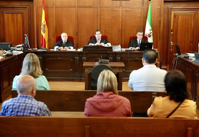 Los acusados, excepto el exsindicalista de UGT Juan Lanzas - ausente por enfermedad-, al comienzo del juicio sobre el ERE promovido por la empresa Río Grande