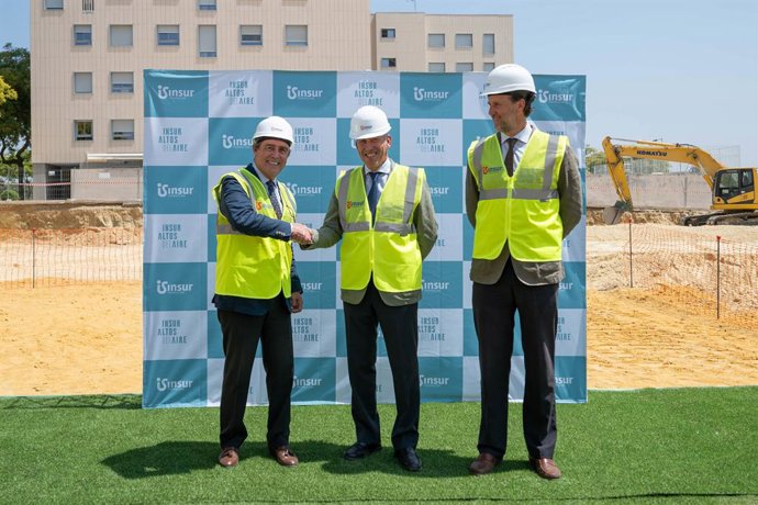 De izq a derecha: Presidente de Grupo Insur, Ricardo Pumar; alcalde de Tomares, José María Soriano y director de promoción residencial de Grupo Insur, Zacarías Zulategui