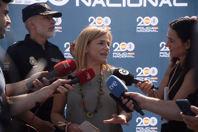 La delegada del Govern a la Comunitat Valenciana, Pilar Bernabé (C)