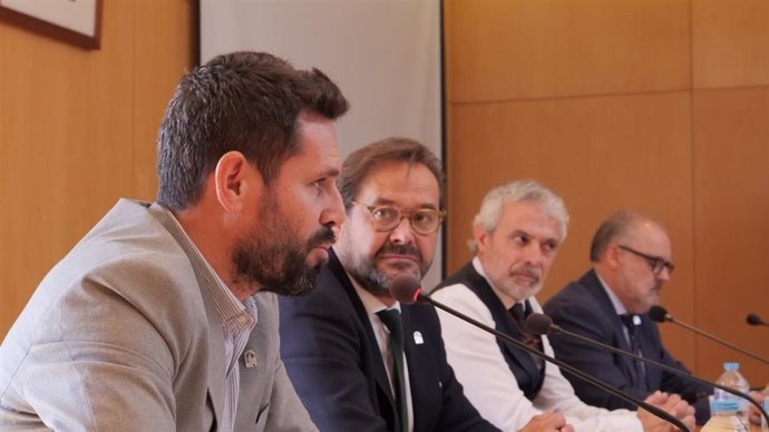El alcalde de Órgiva, Raúl Orellana, segundo por la derecha en la imagen, junto con, desde la izquierda en la imagen los delegados de Turismo, de Gobierno y de Justicia de la Junta en Granada, David Rodríguez, Antonio Granados y Luis Recuerda