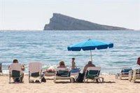 Reaniman a una mujer de 69 años tras ser sacada del agua inconsciente en la playa de Poniente en Benidorm (Alicante)