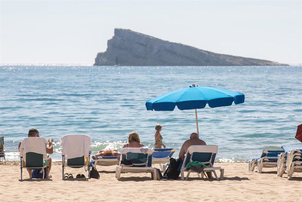 Archivo - Imagen de archivo de la playa de Poniente de Benidorm