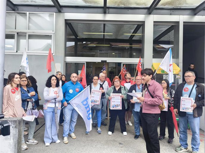 Concentración no centro de saúde Concepción Arenal de Santiago, no marco das convocatorias da Plataforma SOS Sanidade Pública.