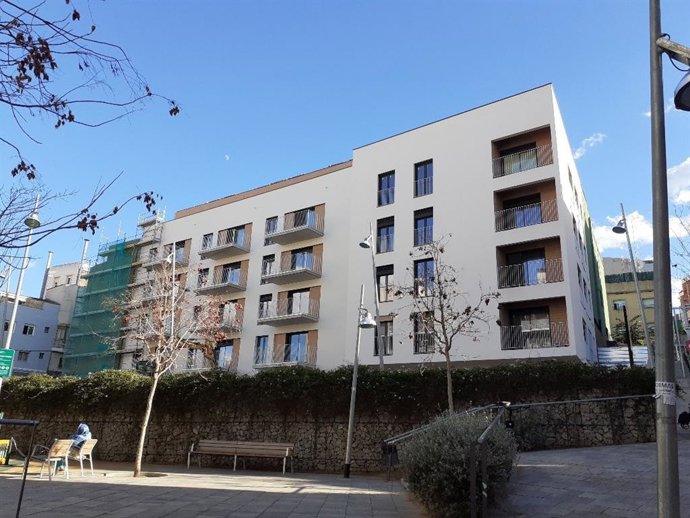 Archivo - Promoción del Incasòl en la plaza Alfons Comín de Santa Coloma (Barcelona)