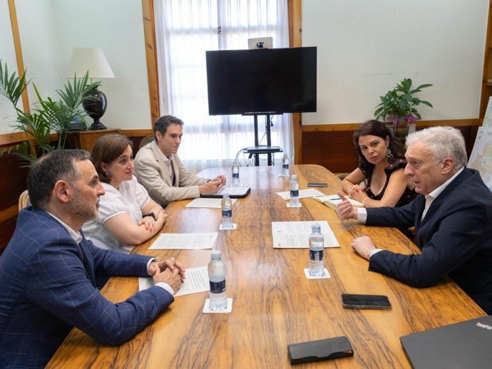 El consejero Octavio López, en la reunión con los representantes de COSITAL, a la que ha asistido también la directora general de Administración Local, Marina Sevilla.