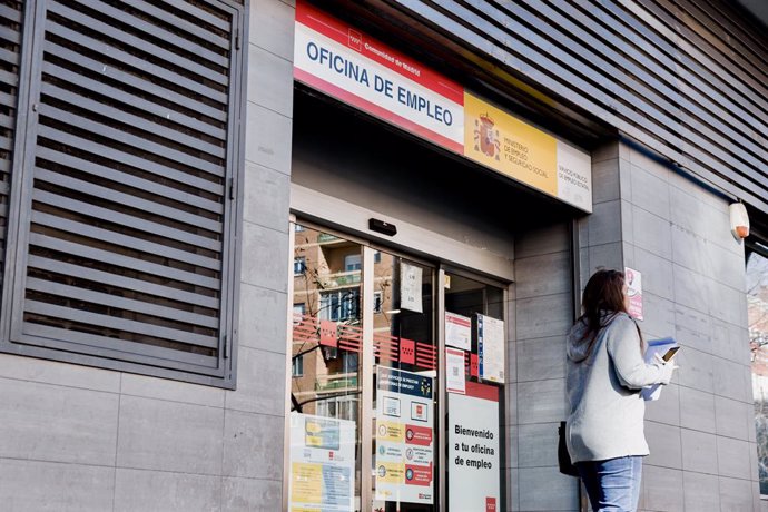 Archivo - Una mujer pasa por una oficina del SEPE, a 4 de febrero de 2025, en Madrid (España). El paro registrado en las oficinas de los servicios públicos de empleo subió en 38.725 personas en enero en relación al mes anterior (+1,5%) debido, sobre todo,