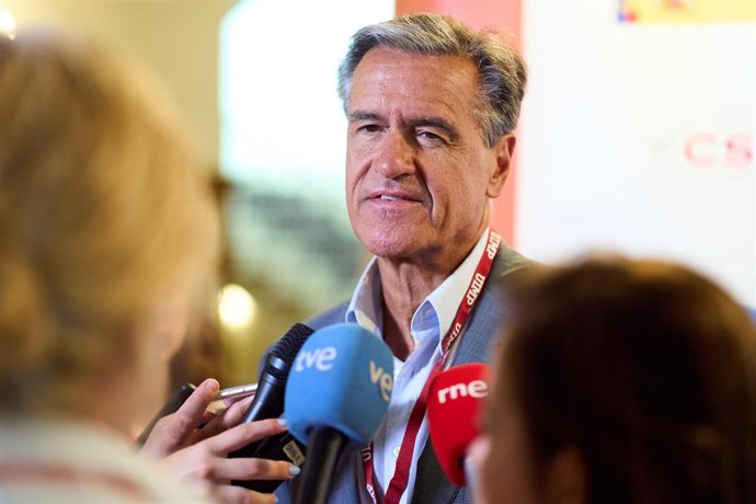 Archivo - El diputado del Parlamento Europeo Juan Fernando López Aguilar (PSOE) realiza declaraciones a la prensa.