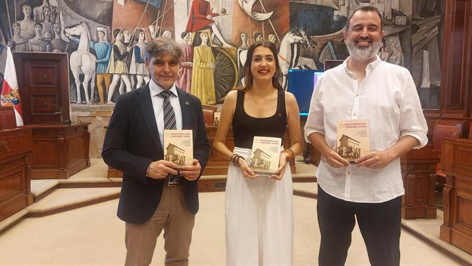 El vicerrector de Internacionalización y Cooperación de Unizar, Sergio Salinas; la diputada de Solidaridad y Cooperación al Desarrollo de la DPZ, Nerea Marín; y el profesor Juan David Gómez-Quintero.