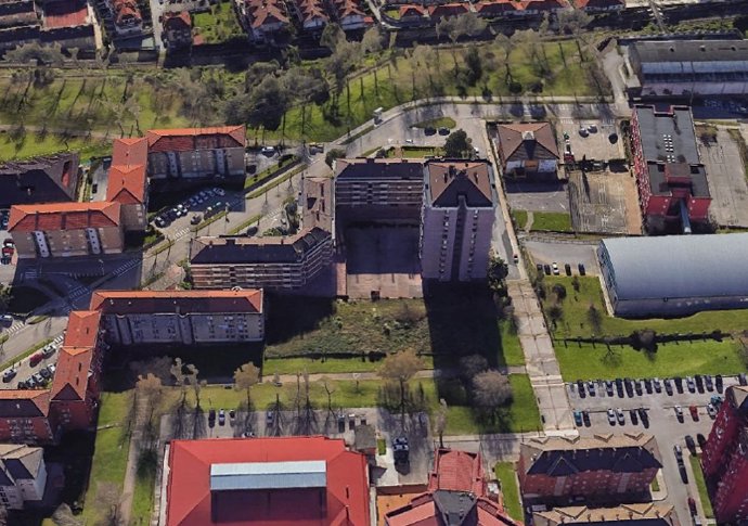 Cazoña. Santander. Parcela del Gobierno de Cantabria donde se construirán 24 viviendas