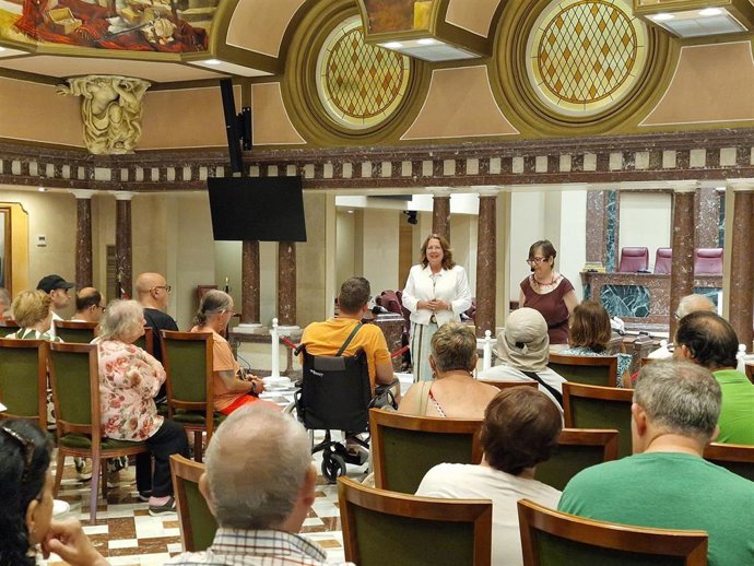 La presidenta del parlamento murciano, Visitación Martínez, recibe a un grupo de visitantes