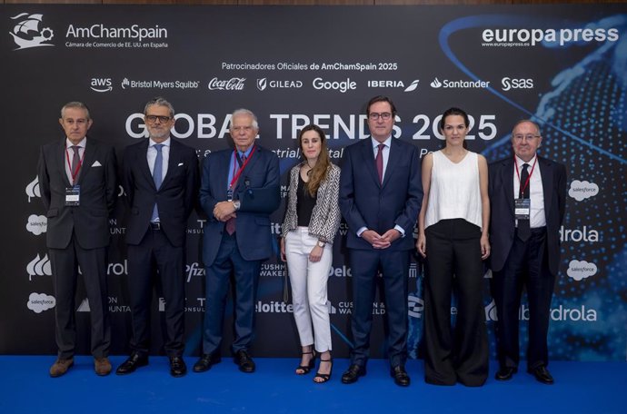 (I-D) El presidente de Europa Press, Asís Martín de Cabiedes, el presidente de la American Chamber of Commerce in Spain, Jaime Malet, el ex Alto Representante de la UE para Asuntos Exteriores y Política de Seguridad, Josep Borrell, la directora de Desarro