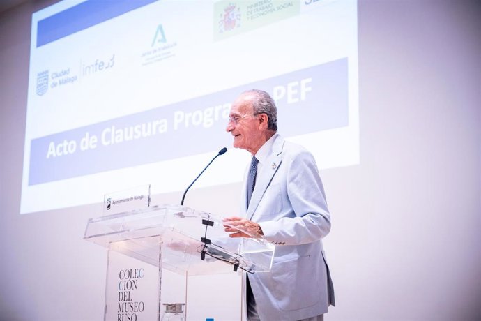 El alcalde de Málaga durante la clausura de progrmas del IMFE