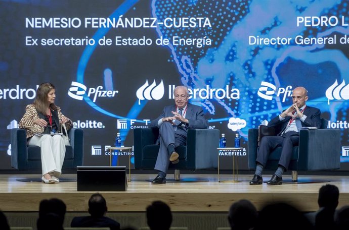 (I-D) La presidenta de Omel, Carmen Becerril, el exsecretario de Estado de Energía, Nemesio Fernández-Cuesta, y el director general de Redes de Naturgy, Pedro Larrea, durante la 3ª edición de ‘Global Trends’, en el Auditorio El Beatriz, a 12 de junio de 2