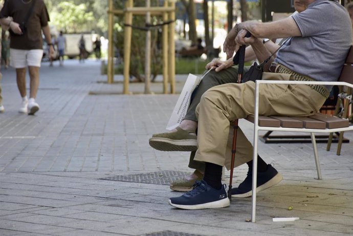 Archivo - Varias personas sentadas en un banco de la calle Consell de Cent, a 8 de septiembre de 2023, en Barcelona, Catalunya (España).