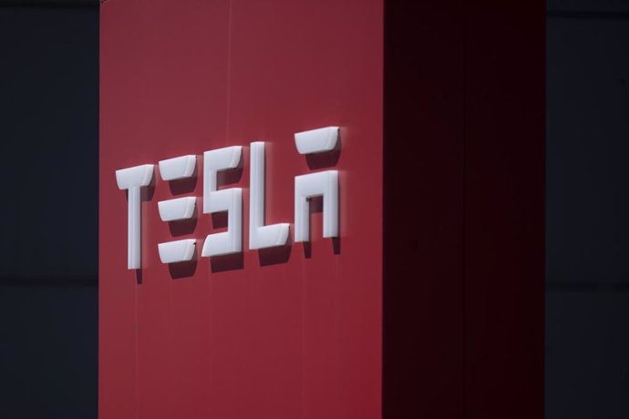 Archivo - Tesla demanda a una exingeniera por presunto robo de secretos comerciales de robótica.
