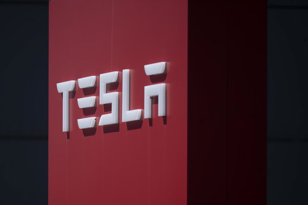 Archivo - Tesla demanda a una exingeniera por presunto robo de secretos comerciales de robótica.