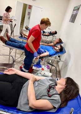 Voluntarios donando sangre en la Cartuja (Sevilla).