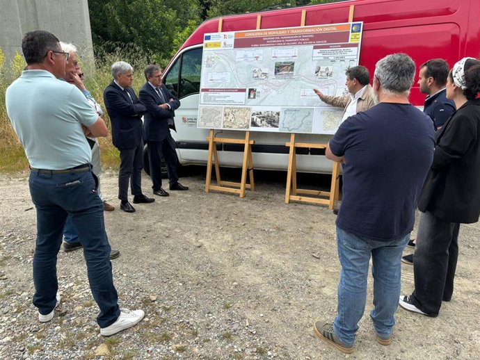 El director general de Carreteras e Infraestructuras de la Junta, Jesús Puerta, visita las obras que se ejecutan en el municipio leonés de Vega de Valcarce