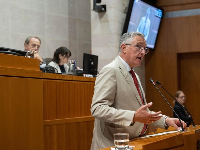 El consejero de Medio Ambiente y Turismo, Manuel Blasco, en la comparecencia sobre la campaña de incendios en las Cortes de Aragón.