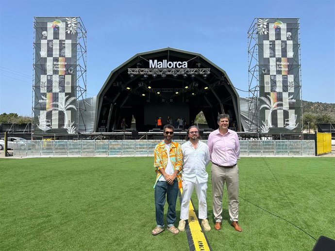 De izquierda a derecha, el diseñador Pablo Erroz, el CEO del Mallorca Live Festival, Álvaro Martínez, y el conseller de Turismo, Cultura y Deportes, Jaume Bauzà, en la presentación del escenario del Govern.