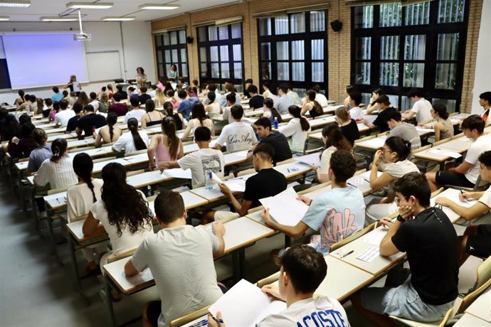 Estudiantes durante una de las pruebas de la Prueba de Acceso a la Universidad (PAU) en una de las aulas de la Universidad de Almería.