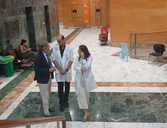 El delegado de Salud y Consumo de la Junta en Granada, Indalecio Sánchez-Montesinos, primero por la izquierda en primer término, ha acudido a la gran colecta