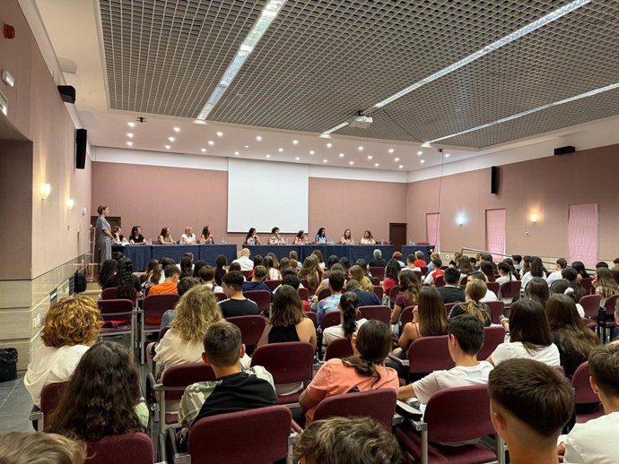 La diputada de Igualdad, Servicios Sociales y Familias, María Dolores Vergara, asiste a un encuentro de centros educativos y clausura el proyecto 'La independencia económica como forma de empoderamiento femenino rural'