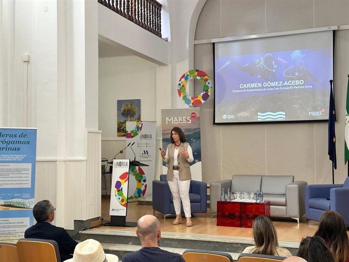 La directora de Sostenibilidad de Coca-Cola Europacific Partners Iberia, Carmen Gomez-Acebo, ha introducido el proyecto Mares Circulares y ha dado paso a la presentación del informe sobre la Posidonia oceanica en las costas del Mediterráneo.
