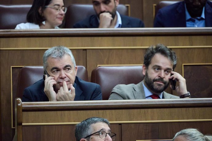 El secretario de Organización del PSOE, Santos Cerdán (i), durante una sesión plenaria en el Congreso de los Diputados, a 12 de junio de 2025, en Madrid (España). 