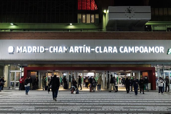 Archivo - Exterior de la estación de Madrid-Chamartín-Clara Campoamor