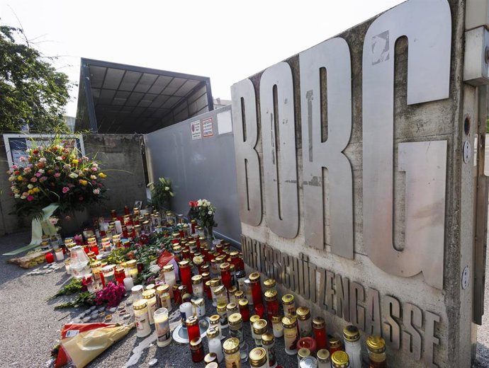 Velas y flores a las puertas de la escuela donde el martes murieron asesinadas diez personas