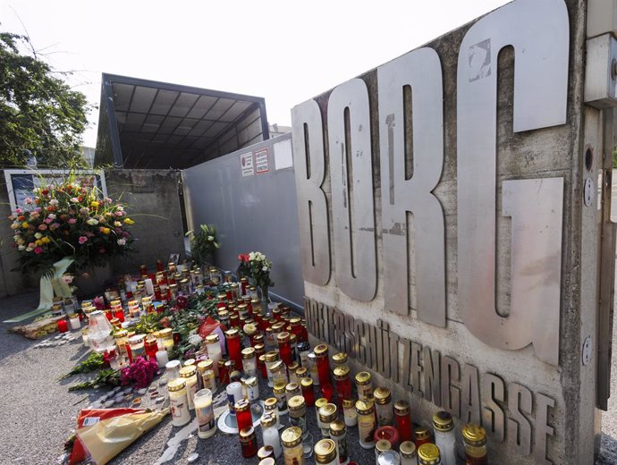 11 June 2025, Austria, Graz: Candles and flowers are laid in front of the school in Graz after a rampage that left eleven dead and dozens injured, some critically. Photo: Erwin Scheriau/APA/dpa