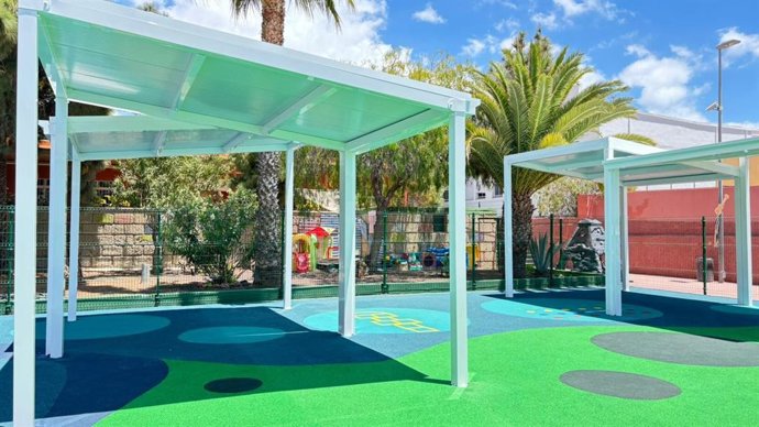 Imatge d'arxiu de sombrajes en un centre educatiu de Canàries