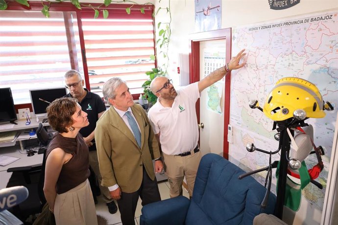 Visita del consejero de Gestión Forestal y la concejala de Bomberos de Badajoz a la Central de incendios del Infoex en Badajoz.