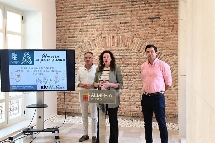 La alcaldesa de Almería presenta el plan 'Almería se pone guapa' para el embellecimiento de accesos a la ciudad.