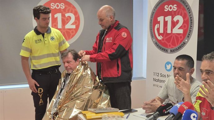 Demostración de cómo usar una manta térmica en situaciones de frío.