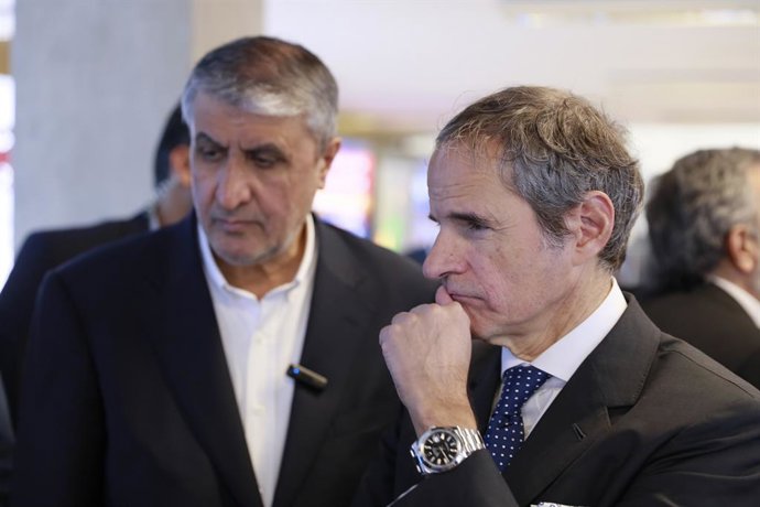 Archivo - Arquivo - 17 de abril de 2025, Irã, Teerã: O diretor-geral da Agência Internacional de Energia Atômica (AIEA), RAFAEL MARIANO GROSSI (à direita), e o chefe da Organização de Energia Atômica do Irã (AEOI), MOHAMMAD ESLAMI (à esquerda), visitam um