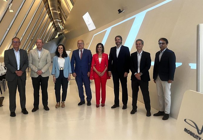 Participantes en las dos primeras mesas redondas de la jornada 'La movilidad sostenible, clave en el camino a la ciudad climáticamente neutra', en Mobility City.