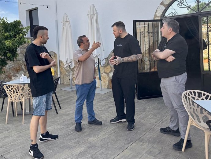 El presidente de la Diputación de Cáceres visita las instalaciones del restaurante Metamorfosis y la sala multiusos 'Espacio Utopía', en Valdencín