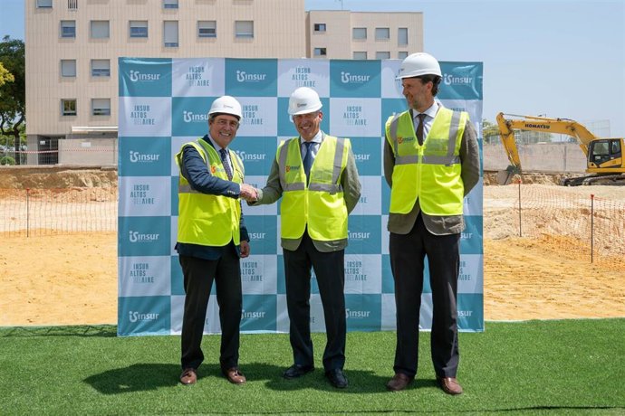 De izquierda a derecha, el presidente de Grupo Insur, Ricardo Pumar; el alcalde de Tomares, José María Soriano, y el director de promoción residencial de Grupo Insur, Zacarías Zulategui.