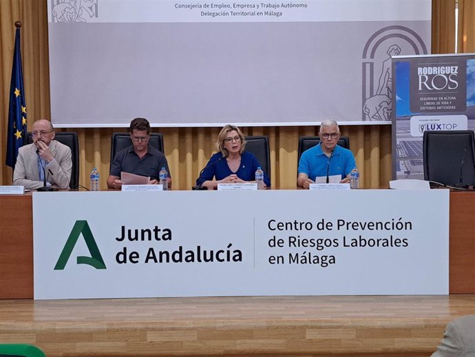 La delegada de Empleo, Empresa y Trabajo Autónomo, Carmen Sánchez Sierra, inaugura la jornada 'Seguridad en la ejecución de trabajos en altura: protecciones colectivas y sensibilización ante caídas de altura'.