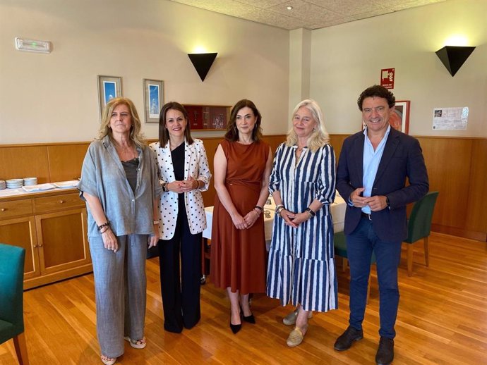 La viceconsejera de Empleo, Empresa y Trabajo Autónomo, Beatriz Barranco, la delegada de la Junta de Andalucía en Cádiz, Mercedes Colombo, el delegado territorial de Empleo, Empresa y Trabajo Autónomo, Daniel Sánchez, en la Escuela de Hostelería de Cádiz