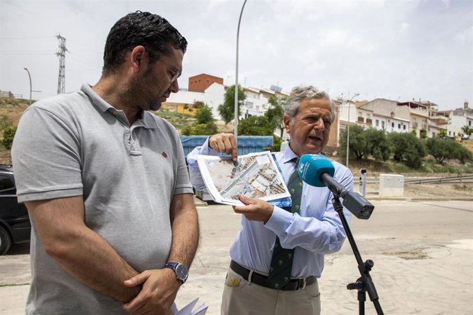Salvador Fuentes (dcha.) muestra el proyecto en un plano, junto a Florentino Santos.